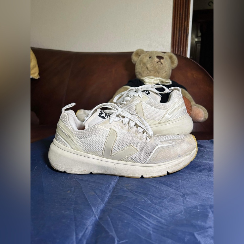 VEJA Women’s Sneakers White Size 8.5 MAKE ME AN OFFER